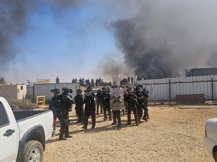 תושבים בדואים מבעירים צמיגים במחאה על כוונה להרוס בית במקום