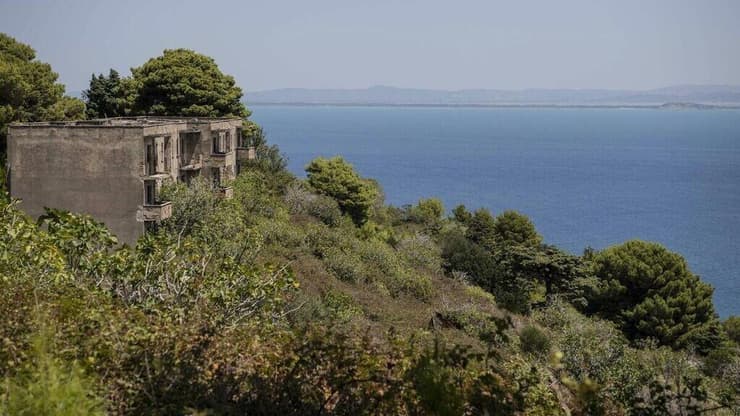 המתחם הצבאי באי סזאן באלבניה