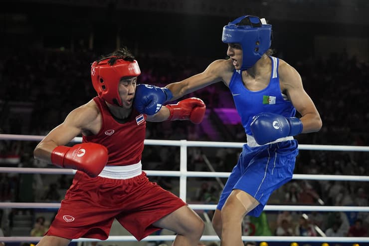 המתאגרפת האלג'יראית אימאן חליף חובטת ביריבתה התאילנדית