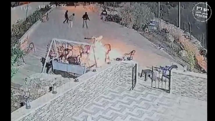 תיעוד של קבוצת מתנחלים שפלשה לבית בכפר יתמא והציתה בית ומגרש מכוניות של פלסטינים