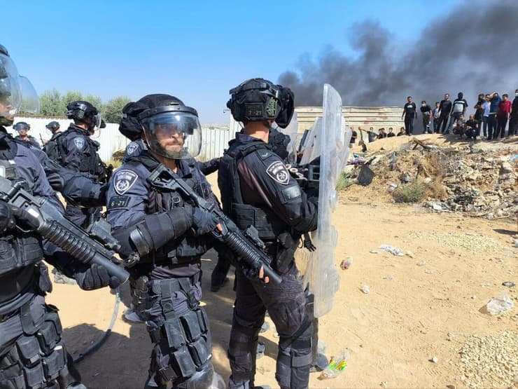 תושבים בדואים מבעירים צמיגים במחאה על כוונה להרוס בית במקום