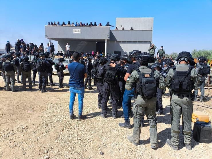 תושבים בדואים מבעירים צמיגים במחאה על כוונה להרוס בית במקום