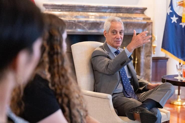 שגריר ארהב ביפן עם משלחת של ילדים מעוטף עזה