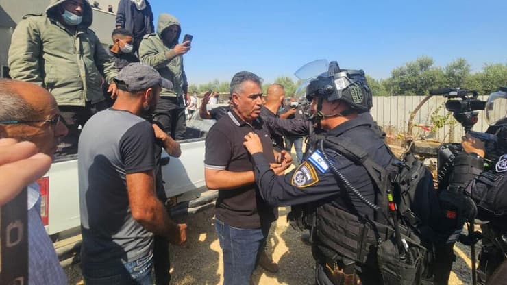 תושבים בדואים מבעירים צמיגים במחאה על כוונה להרוס בית במקום