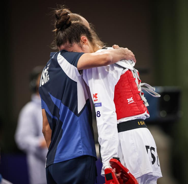 אבישג סמברג בסיום הקרב עם המאמן יחיעם שרעבי. פרצה בבכי מר (צילום: עוז מועלם) סמברג בסיום. פרצה בבכי