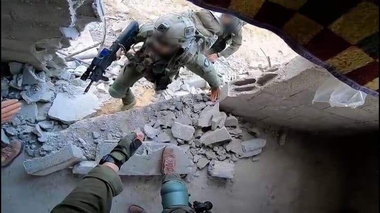 רפיח: תיעוד לוחמי סיירת נח"ל מאתרים תשתיות טרור בבתים אזרחיים איתור פיר מנהרה בחדר אמבטיה על ידי רחפן