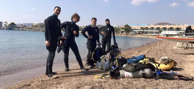 צוות המחקר לפני צלילה באילת