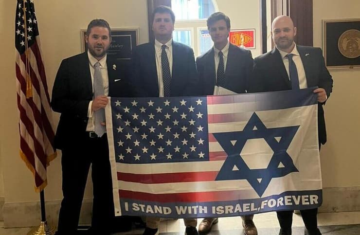רב סמל רמי גלנץ וסרן בניה שרלו בפגישה עם הסנטור גוש האוולי