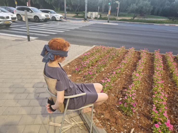 "הלוואי שלא היה צורך". מפגינה בתל אביב, בהשראת ניר (רן רימון) מפגינה בתל אביב - רוקח פינת שטרית