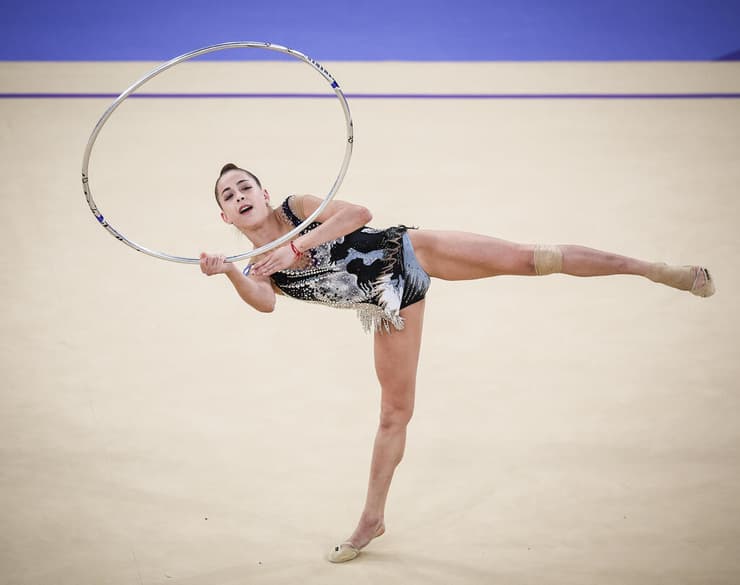 אטמנוב בתרגיל החישוק (צילום: עוז מועלם) דריה אטמנוב