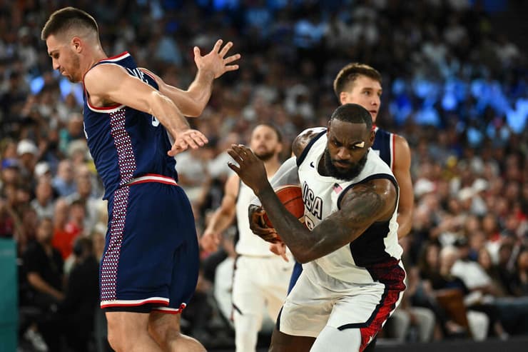 לברון בפעולה (צילום: Aris MESSINIS / AFP) לברון בפעולה