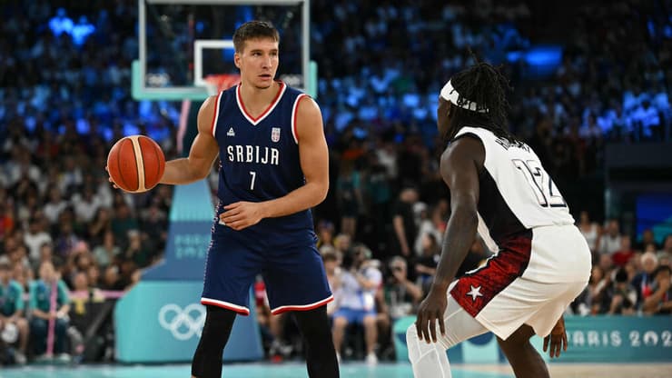 כמעט הפתעה. בוגדן בוגדנוביץ' מול ג'רו הולידיי (Paul ELLIS / AFP) שחקן נבחרת סרביה בוגדן בוגדנוביץ' מול שחקן נבחרת ארה"ב ג'רו הולידיי