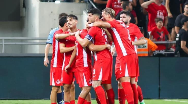 יוצאים (שוב) לדרך חדשה. שחקני הפועל ת"א (שחר גרוס, ONE) יוצאים (שוב) לדרך חדשה. שחקני הפועל ת"א