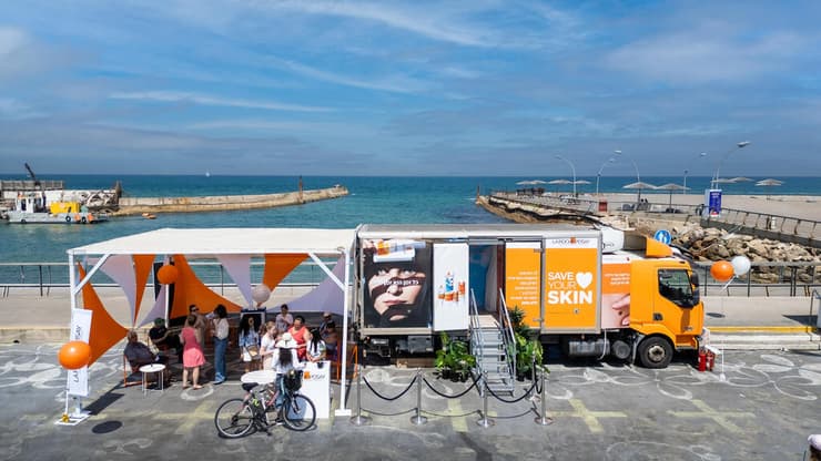 ניידת בדיקות של לה רוש פוזה (צילום: לוריאל ישראל) ניידת בדיקות של לה רוש פוזה