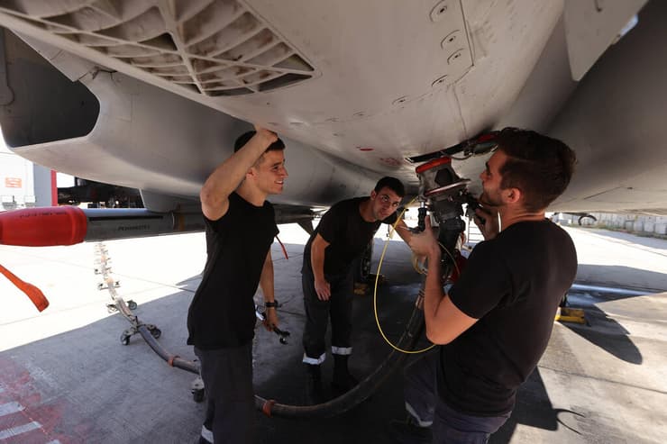 הצוות הטכני מכין את המטוס