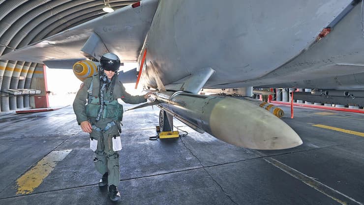  רס"ן נ' ליד המטוס החמוש. "אני צריך רק לשים עליי את הטורסו שמתחבר למצנח וגם משמש לציפה במים במקרה של נטישה"