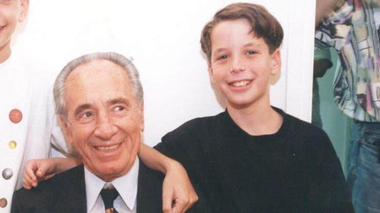 שמעון פרס עם נכדיו, מימין: אסף ולדן