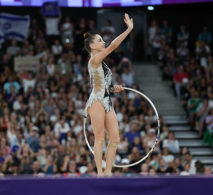 מנופפת לקהל (צילום: עוז מועלם) אטמנוב