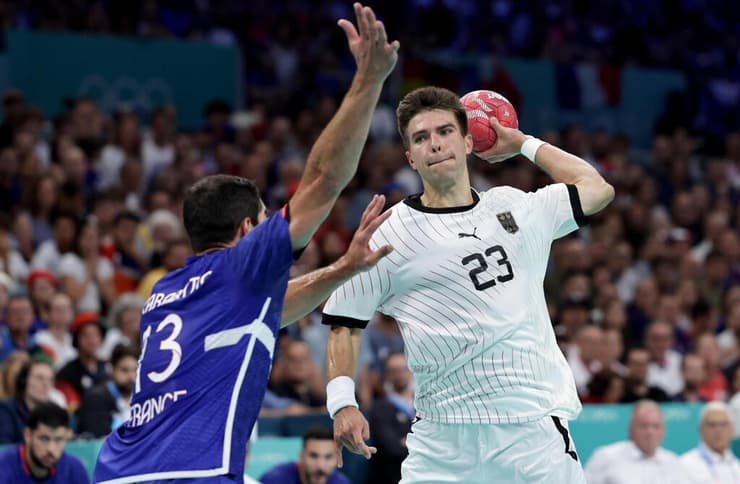 יושינס עולה לגול מול קראבאטיץ'. לא רק שער ניצחון אלא טקס חילוף משמרות (צילום: EPA/ALEX PLAVEVSKI) רנארס יושינס