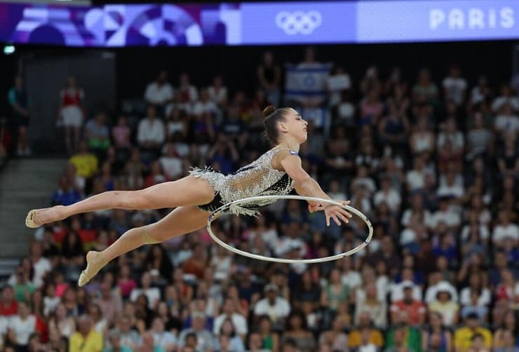 אטמנוב מרחפת עם החישוק (צילום: עוז מועלם) אטמנוב