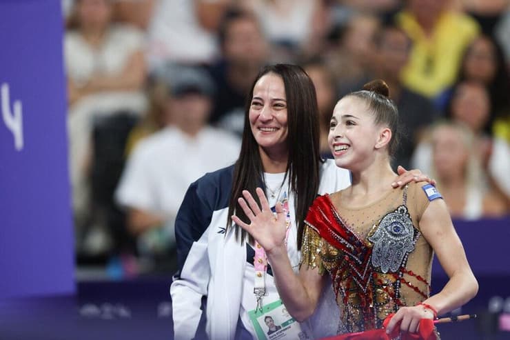 עם המאמנת איילת זוסמן: "הכישרון שופע ממנה" (צילום: עוז מועלם) זוסמן ואטמנוה