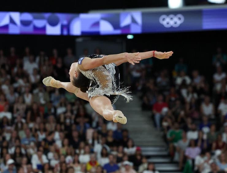 אטמנוב מזנקת (צילום: עוז מועלם) אטמנוב