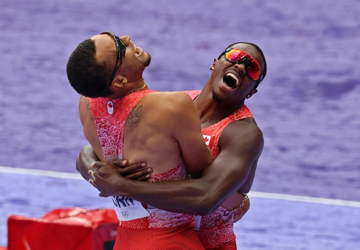 אנדה דה גראס וארון בראון חוגגים את הניצחון