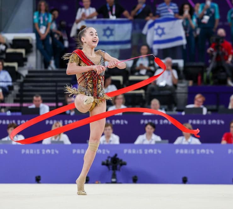 נהנית עם הסרט (צילום: עוז מועלם) אטמנוב