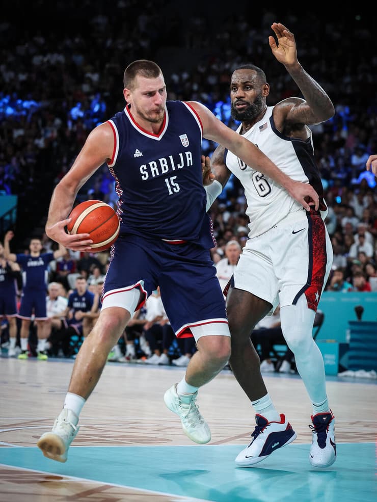 שחקן נבחרת סרביה ניקולה יוקיץ' מול שחקן נבחרת ארה"ב לברון ג'יימס