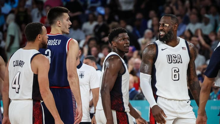 שחקן נבחרת ארה"ב לברון ג'יימס מול שחקן נבחרת סרביה פיליפ פטרושב