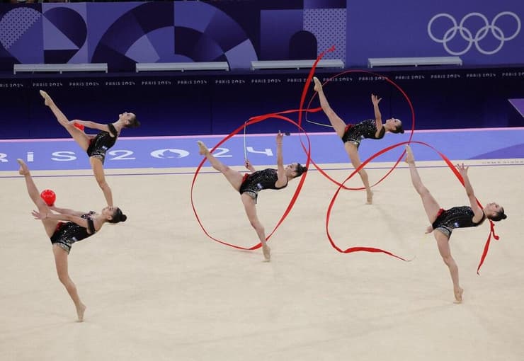 נבחרת בתרגיל המשולב (צילום: עוז מועלם) נבחרת ההתעמלות האמנותית