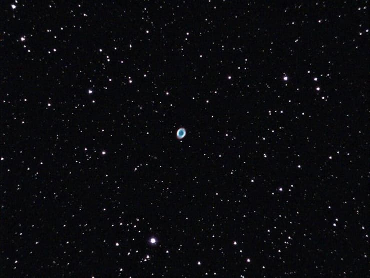 ערפילית הטבעת M57 במרחק 2,200 שנות אור מאיתנו. שאריות של כוכב שסיים את חייו (צילום: משי אייד) ערפילית הטבעת M57 במרחק 2,200 שנות אור מאיתנו. שאריות של כוכב שסיים את חייו