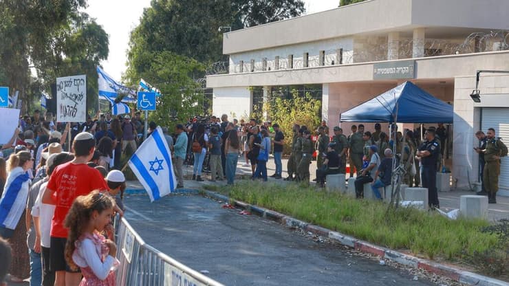 הפגנה מחוץ לדיון הארכת מעצרם בית ליד של המילואמניקים החשודים בהתעללות במחבל נוח'בה