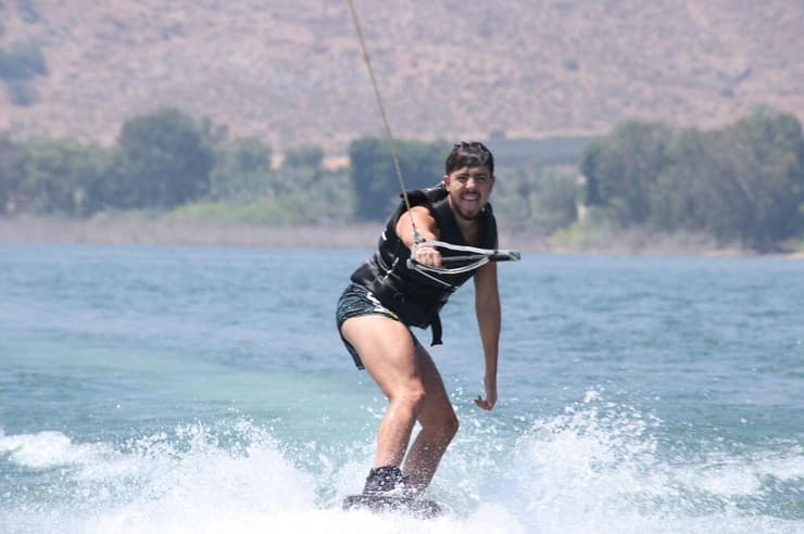 מנחם בן כליפא עושה סקי מים בכנרת