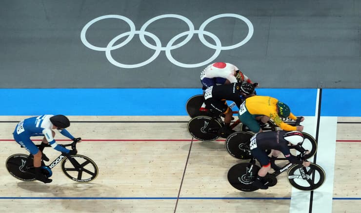 רוכב האופניים הישראלי מיכאל יעקובלב חוצה חמישי את קו הסיום ומודח ברבע הגמר מרוץ הקיירין