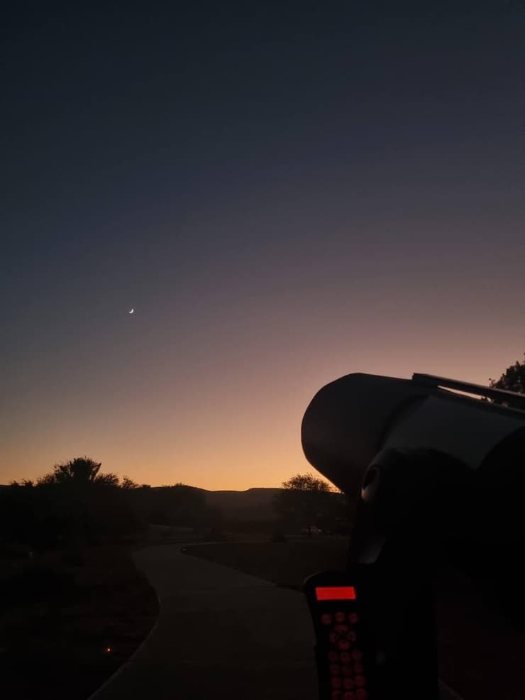 אחד הטלסקופים מכוון לירח (צילום: משי אייד) אחד הטלסקופים מכוון לירח