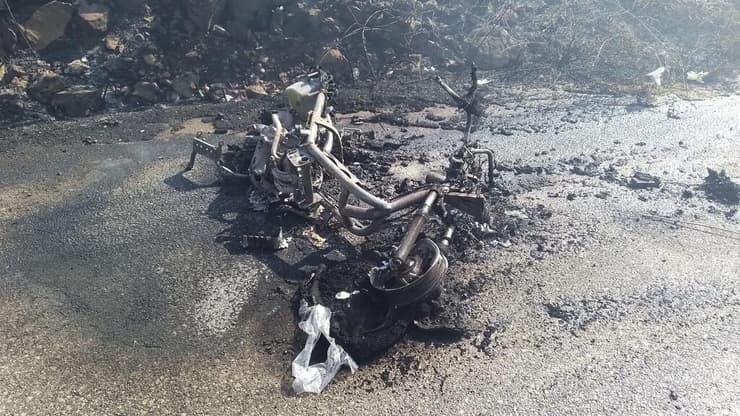 אופנוע עם שני פעילי חיזבאללה הותקף בטייבה שבדרום לבנון גורמים מההגנה האזרחית בלבנון מכבים את השריפה שפרצה כתוצאה מהתקיפה בא-טיבה