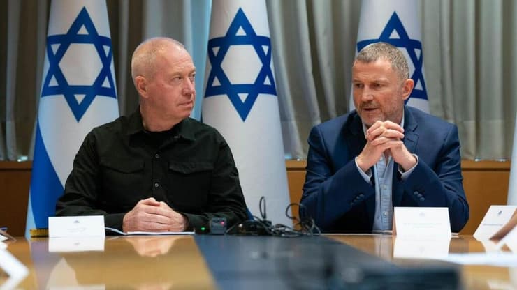 אדלשטיין מודע שייתכן שיודח אחרי פיטורי גלנט, אך מתעקש על "חוק שטוב לצבא" (צילום: אריאל חרמוני, משרד הביטחון) שר הביטחון יואב גלנט בסקירה ביטחונית לועדת חוץ וביטחון, בראשות ח״כ יולי אדלשטיין