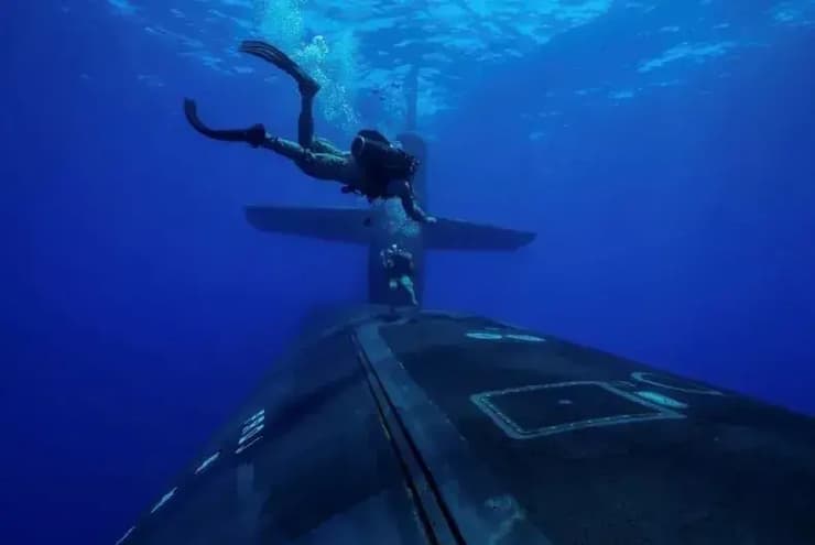 Un Marine américain lors d'un exercice avec le sous-marin USS Georgia le 31 juillet 2024 dans la région méditerranéenne