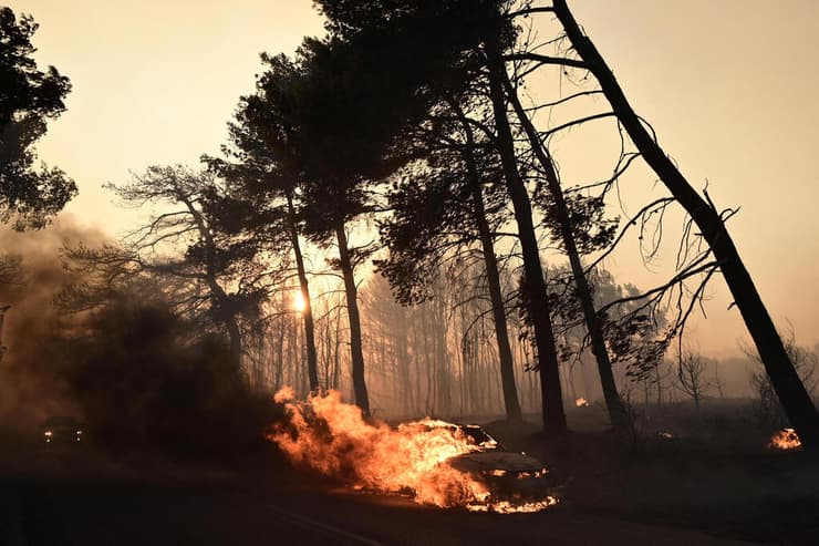 שריפות יוון ורנבאס ליד אתונה