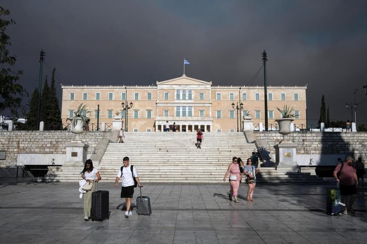 שריפות יוון עשן מיתמר מאחורי ה פרלמנט ב אתונה מהשריפות ב ורנבאס