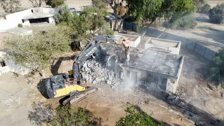 פינוי הריסות מבנים בשכונת הצעירים לצורך בנייה מחדש בקיבוץ נירים