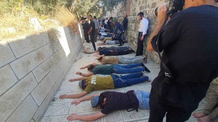 השר לביטחון לאומי איתמר בן גביר ושר הנגב והגליל יצחק וסרלאוף בהר הבית עם ראש מינהלת הר הבית הרב שמשון אלבוים