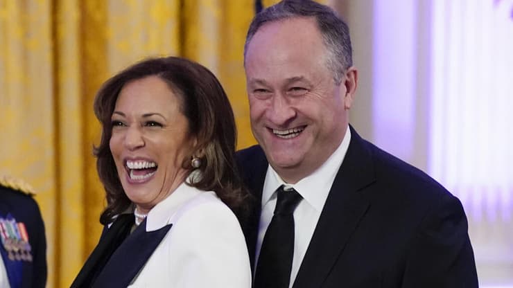 קמלה האריס ובעלה, דאג אמהוף (צילום: Manuel Balce Ceneta, AP) קמלה האריס ודאג אמהוף