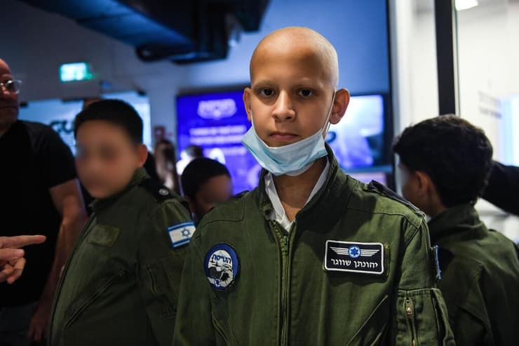 יהונתן מעמותת "זכרון מנחם" במפגש המרגש עם טייסי חיל האוויר (צילום: דוברות חיל האוויר) ילדי זכרון מנחם וטייסי חיל האוויר