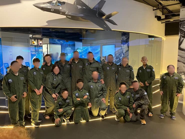 ילדי "זכרון מנחם" עם טייסי חיל האוויר. "המפגש העניק הרבה אנרגיות להמשיך" (צילום: דוברות חיל האוויר) ילדי זכרון מנחם וטייסי חיל האוויר