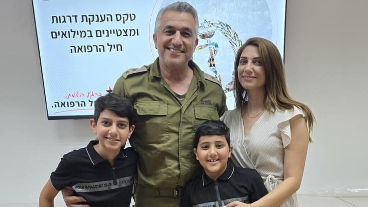 ארז גאנם עם הוריו ואחיו