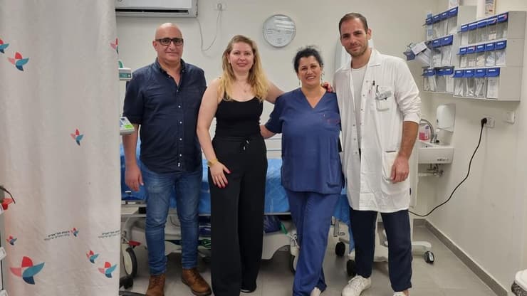 <div style="direction: ltr;"></div>צ'רנוי, ד"ר ראובני וצוות מכון הכאב בבית החולים השיקומי רעות (צילום: דוברות בית חולים שיקומי רעות) יוליה צ'רנוי, ד"ר אלון ראובני, מנהל מכון הכאב בבית החולים השיקומי רעות וצוות המכון