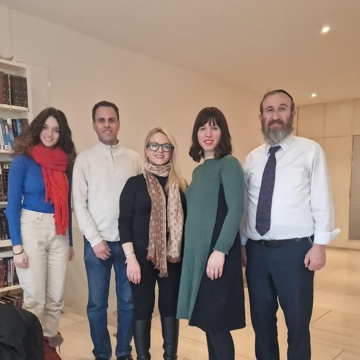 אילת מאמו שי עם הרב פיני זקלס (מימין) ורעייתו ואבישג