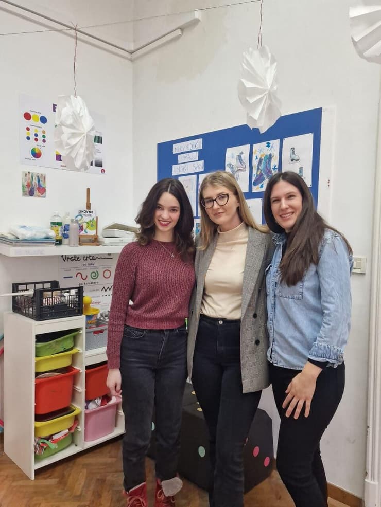 אילת מאמו שי (במרכז) ומורות בבית הספר היהודי, ש-70% מהתלמידים בכלל גויים